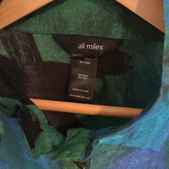 Ali Miles 80% rayon 20% nylon button-down top - Picture 2 of 10